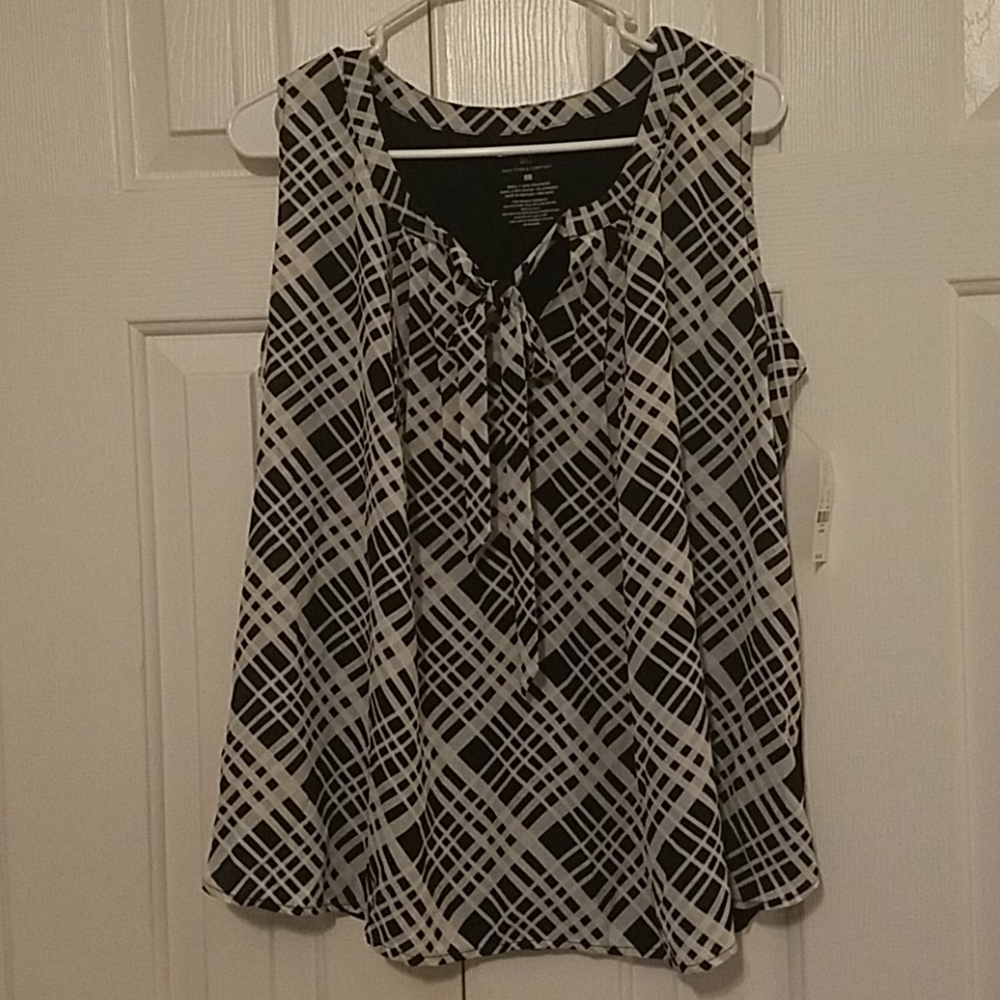NY&C sleeveless blouse. Black and white. L